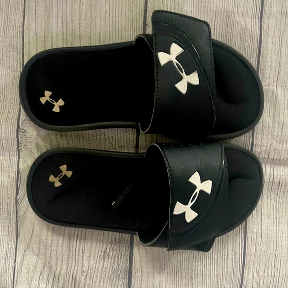 Under Armor boys black sandals 2 - Picture 1 of 3